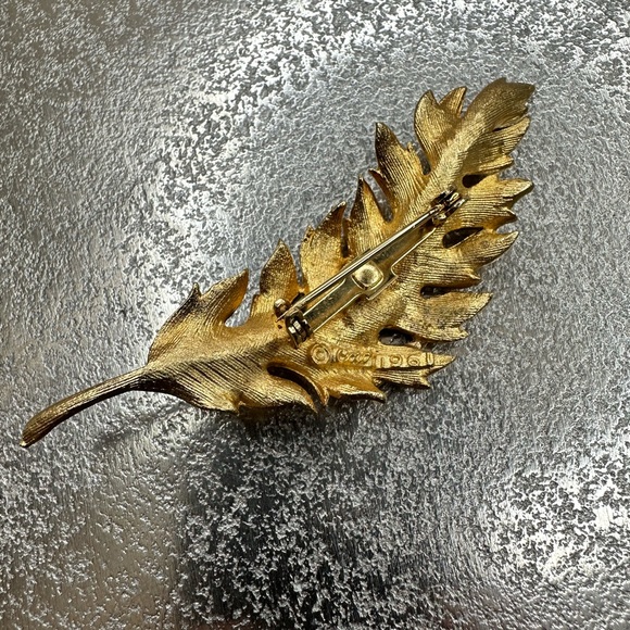 Vintage signed CORO leaf gold tone pin brooch - Picture 2 of 8